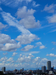 Fototapeta premium 夏の綺麗な青空と雲の風景と日本の都市の街並みの様子