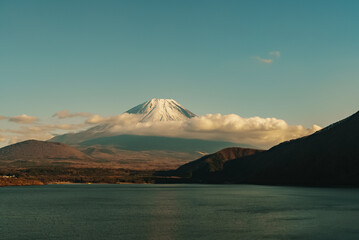 Fototapeta premium Mount Fuji at lake Motosu near Kawaguchiko, one of the Fuji Five Lakes located in Yamanashi, Japan. Landmark for tourists attraction. Japan Travel, Destination, Vacation and Mount Fuji Day concept