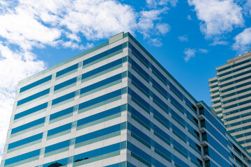 Obraz premium Modern skyscraper building. Glass building in metropolis. Skyscraper perspective view. City architecture. Architecture of modern glass building. Perspective city skyscraper. Modern urbanism