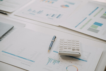 Obraz premium Financial analysts analyze business financial reports on a digital tablet planning investment project during a discussion at a meeting of corporate showing the results of their successful teamwork.