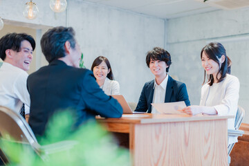 笑顔で会議をするビジネスパーソン