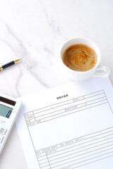 新規事業の立ち上げに先立ち、コーヒーを飲みながら、事業計画書を作成している起業家のイメージ
