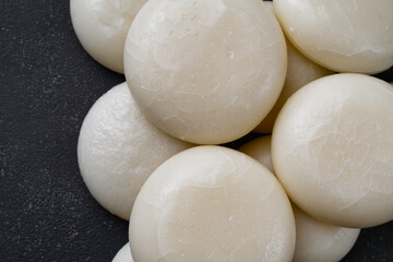 日本のお正月：丸餅　黒背景　コピースペースあり  背景素材 　Japanese New Year: round rice cakes (Maru mochi) black background, copy space available,background material