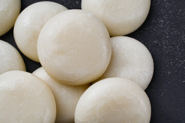 日本のお正月：丸餅　黒背景　コピースペースあり  背景素材 　Japanese New Year: round rice cakes (Maru mochi) black background, copy space available,background material