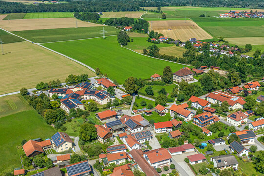 Blick auf die Gemeinde Haiming in Oberbayern von oben