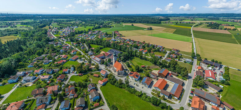 Die Gemeinde Haiming in Oberbayern von oben