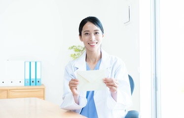 招待状を持つ女性医師