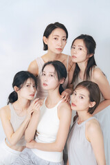 Obraz premium ナチュラルカラーの衣装を着たミドル女性グループの美容イメージ スキンケア コスメ
