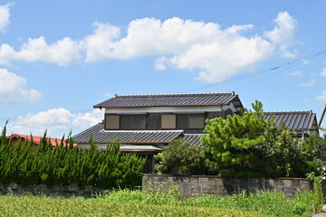 瓦屋根の日本家屋