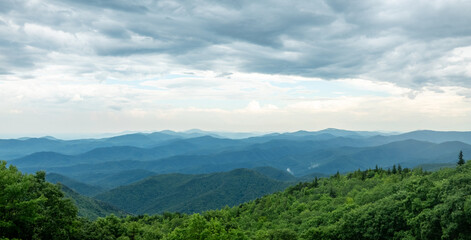 Fototapeta premium morning drive around blue ridge parkway in north carolina towards asheville from blowing rock
