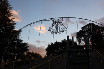 イルミネーション点灯前の公園の夕景　