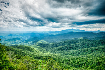 Obraz premium morning drive around blue ridge parkway in north carolina towards asheville from blowing rock