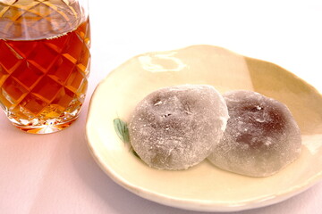 冷やした水大福と麦茶