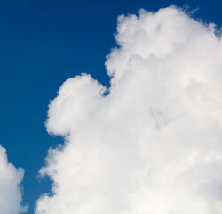 Obraz premium Clouds on the blue sky as a background