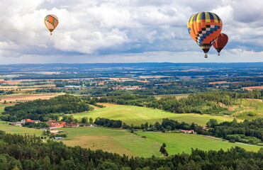 Obraz premium Hot air balloons fly over European landscape
