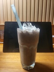 맛있는 아이스 음료수를 마시다.