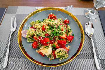 Salat mit Couscous Kräutern und Erdbeeren und Zwiebeln

