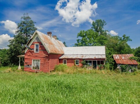 Abandoned rustic country farmhouse in the countryside. Franklin, North Carolina, United States Of America.