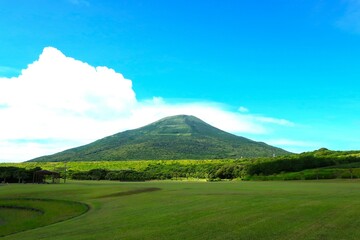 Fototapeta premium 八丈小富士のある風景