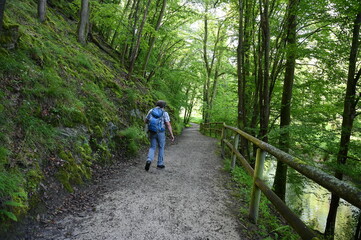 Obraz premium Wanderer im Gelbachtal bei Montabaur