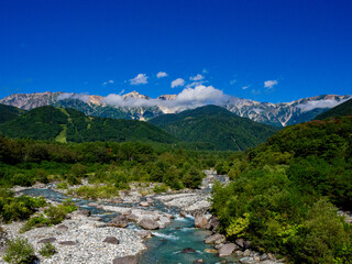白馬大橋から望む、夏の北アルプスと松川　長野県白馬村