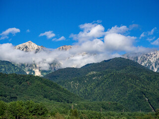 白馬大橋から望む、夏の北アルプスと松川　長野県白馬村
