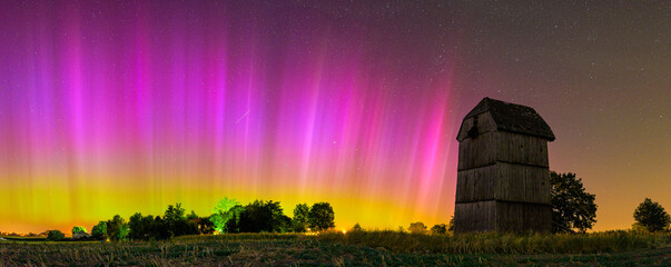 Stary młyn wiatrowy typu "Koźlak" na tle zorzy polarnej. © Mazelowy