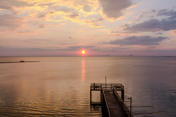 Obraz premium August sunset at Mobile Bay, Alabama