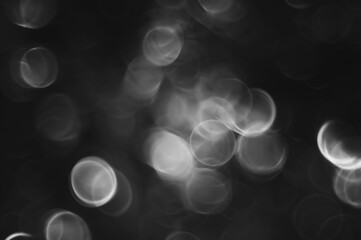 黒背景に光り輝くボケの抽象的な背景