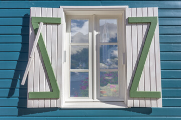 Fenêtre de maison créole, île de la Réunion 