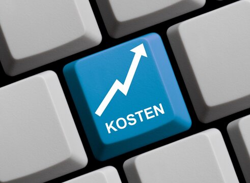 Steigende Kosten - Pfeil auf Computer Tastatur