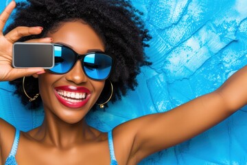 Naklejka premium Happy Black Woman Holding Smartphone With Blue Sunglasses On Blue Background