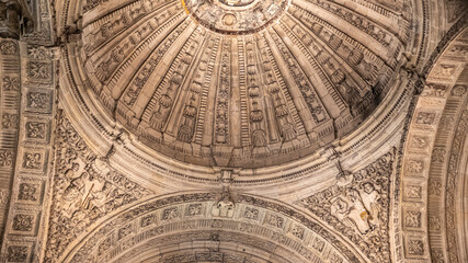 Bóveda y cúpula artesonada en la capilla a santa Eulalia en la catedral gótica de Oviedo, España