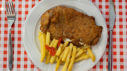 Un delicioso cachopo de carne de ternera relleno de jamón y queso y con crujiente empanado. Plato tradicional de Asturias, España