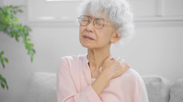 肩こりで苦しむシニア女性