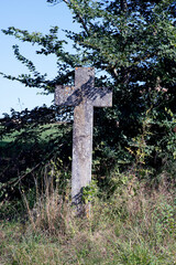 scène ruraleavec une croix dans le centre de la France 