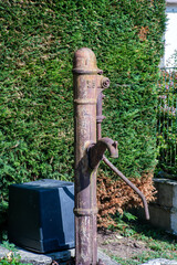 Naklejka premium scène rurale avec une pompe à eau dans le centre de la France 