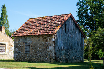 sc&egrave;ne rurale avec une grange dans le centre de la France 