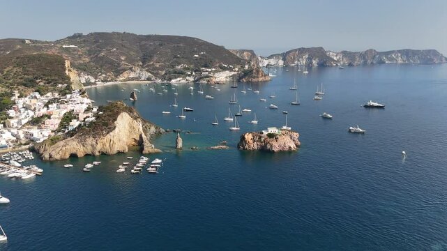 Isola di Ponza, Lazio, Italia, Meditterraneo. Santa Maria ed il Frontone con le barche in rada.
Vista Aerea della baia con le barche a vela e gli yacht ancorate con il mare calmo. Estate, Nautica.