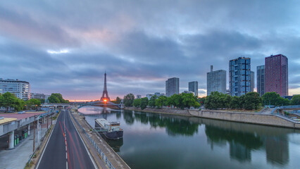 Fototapeta premium Eiffel Tower sunrise timelapse with boats on Seine river and in Paris, France.