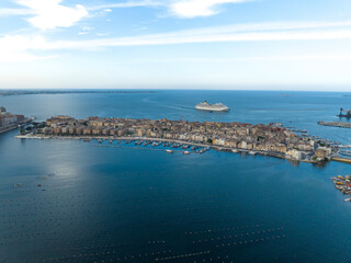 Fototapeta premium Taranto, old town during the arrival of a cruise ship 