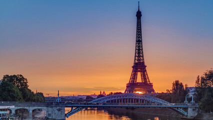 Obraz premium Eiffel Tower sunrise timelapse with boats on Seine river and in Paris, France.