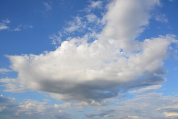 a cumulus cloud that is in the sky with some flying clouds 
