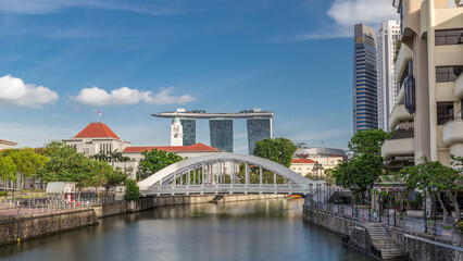 Obraz premium Skyline of Singapore financial district behind Elgin Bridge and the Singapore River timelapse hyperlapse
