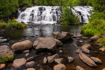 Fototapeta premium Bond Falls - A scenic waterfall landscape
