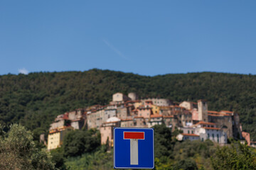 The road sign dead end with the blurred background of Italian traditional village with red roofs 