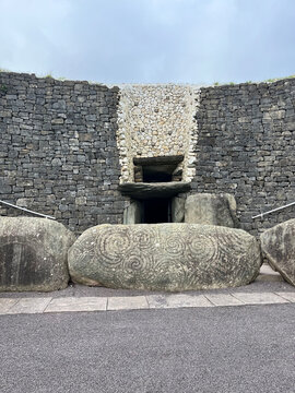 Br&uacute; na B&oacute;inne, Newgrange, Knowth, Irlanda