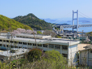 瀬戸大橋そばの中学校の校舎