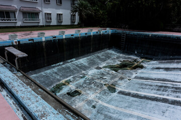 水のない傷んだプール、深い不気味な水泳場、廃墟になった潜水用プール、