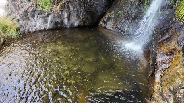 Cascada de agua en la monta&ntilde;a